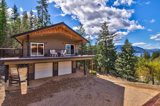 Semi-Lakefront Luxury Retreat in Blind Bay, BC Semi-Lakefront Luxury Retreat in Blind Bay, BC