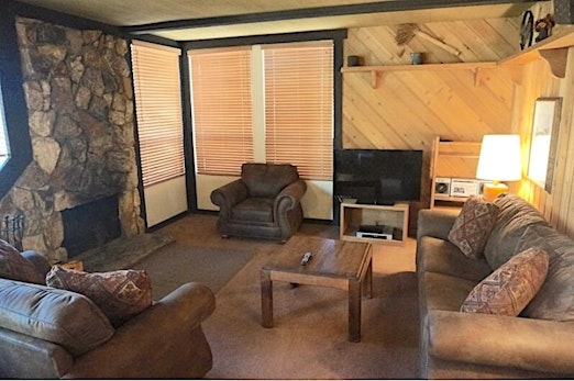 Spacious 2 Bedroom Condo with Mountain View! Great Location, Short Walk To Canyon Lodge! (Unit 561 at 1849)