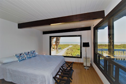 The Mermaid - Completely renovated 1960's beachfront house The Mermaid - Completely renovated 1960's beachfront house