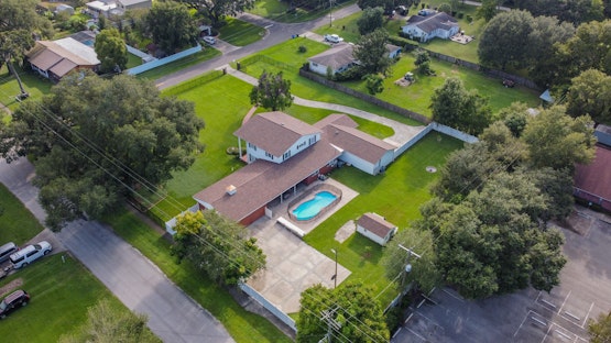 A Large Tropical Estate with 2 Acres of Space in Tampa Bay