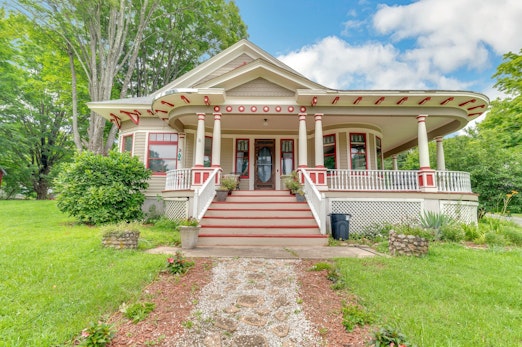 Spacious Victorian Home With Mountain Views And Lots Of Fun Extras!!