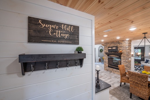 Sugar Hill Newly Remodeled includes Fully Supplied Kitchen and Hot Tub