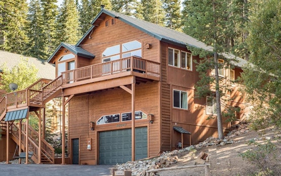Golden Summit | Stunning Secluded Cabin w/ Access to Tahoe Donner