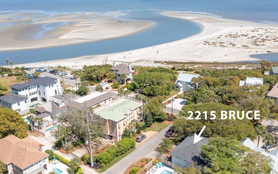 Three Oaks Beach Cottage - 2215 Bruce Drive Three Oaks Beach Cottage - 2215 Bruce Drive