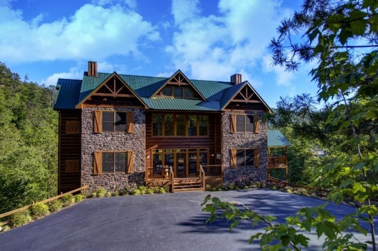 Gatlinburg, TN Grand View Lodge 10 Bedrooms, 10 Baths, Sleeps 44