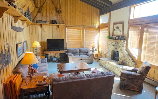 Warm and Cozy 4 Bedroom Condo in Mammoth! Close To Slopes! (Unit 634 at 1849)