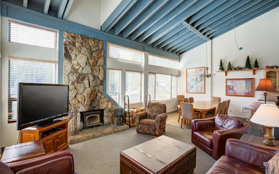 Large Spacious Upgraded 4 Bedroom Condo in Mammoth with Pool and Mountain View! (Unit 684 at 1849)