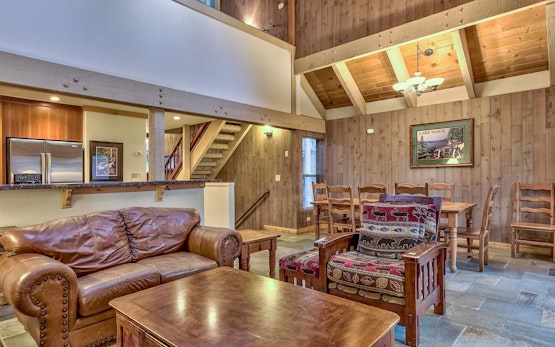 4-Br, Updated Mountain Style Townhome steps from Lake Tahoe