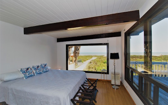 The Mermaid - Completely renovated 1960's beachfront house