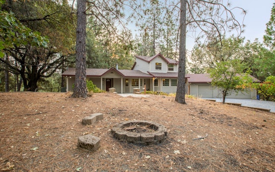 Mountain Retreat with Hot Tub & Pool Table - Just over 1 hour to Squaw Valley Resort!