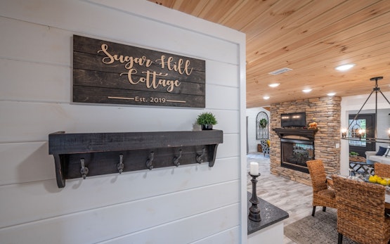 Sugar Hill Newly Remodeled includes Fully Supplied Kitchen and Hot Tub