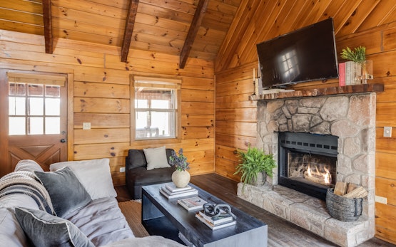 Dudley III | Cosy Mountain Home w/ Hot Tub & Great Views