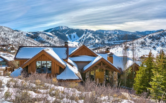 Telemark Luxury Retreat | Stunning Views w/ Hot Tub, Theatre Room and Pool Table!
