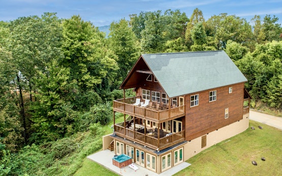 Red Oak | Secluded Home w/ Gorgeous Views, Pool, Hot Tub & Large Deck