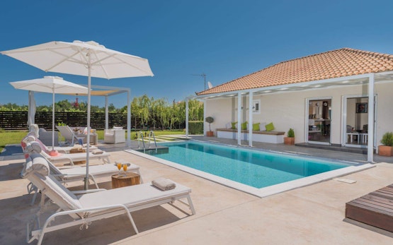 Madini Luxury villa with private swimming pool