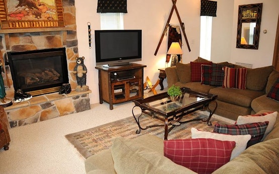 Seven Springs Woodridge 4 Bedroom Premium Condo, Sleeps 10, Deck with Mountain Views