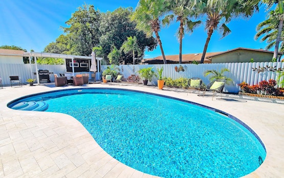 Pines Paradise - Luxury Home, Pool, BBQ, Parking