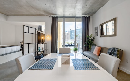 Cozy Downtown Pad- Luxe Rooftop pool, gym and more