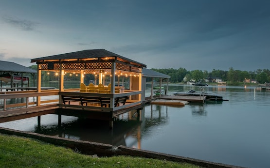 Lucky's Lake House | Private Lake Bar