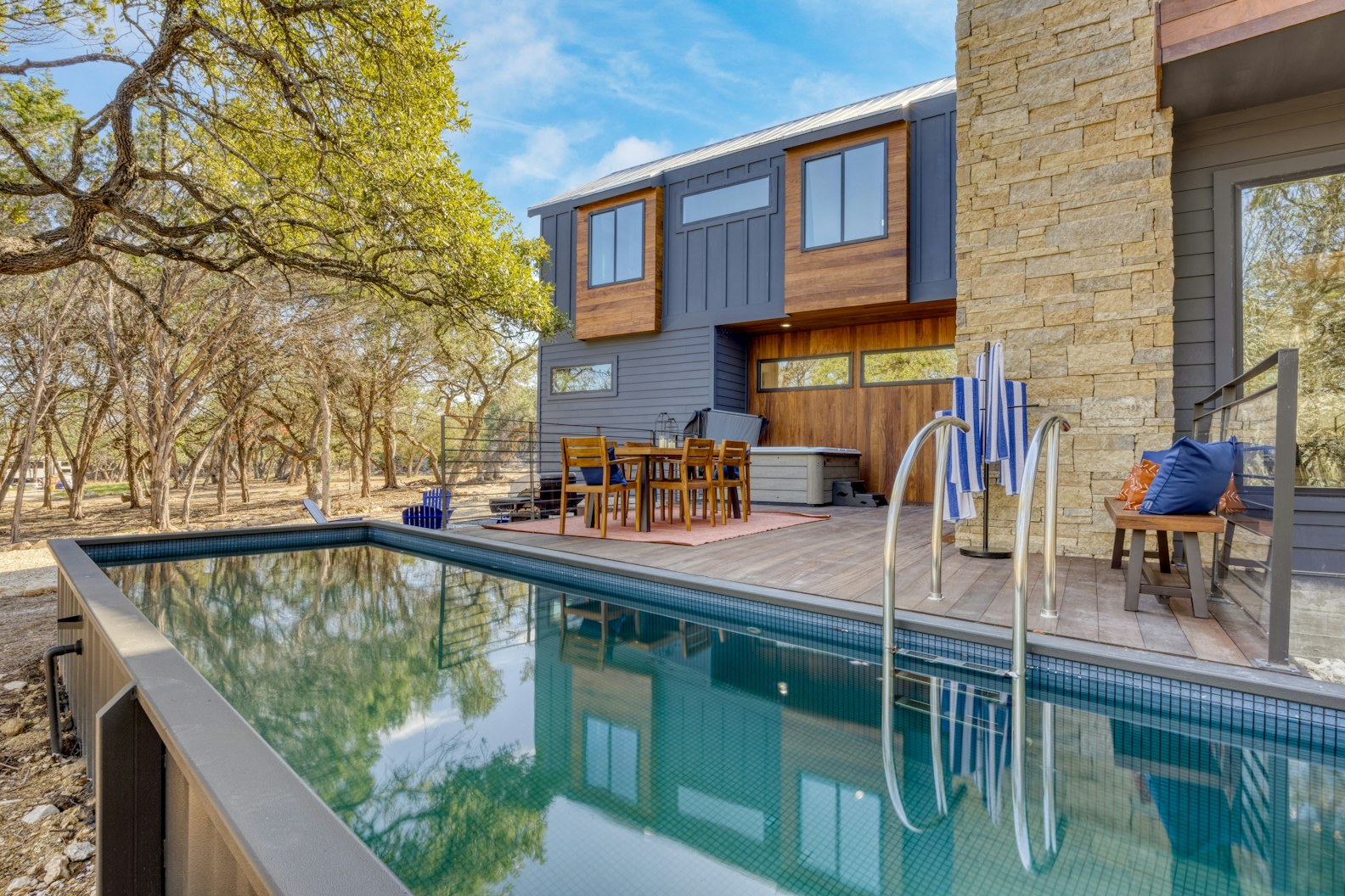 Austin, TX Maverick Pool, Hot Tub, Game Room The Vida Lifestyle