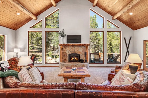 Silverheels Lodge • Luxury Mountain Chalet • 25 Acres • Double Garage • Hot Tub