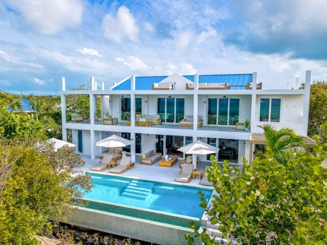 Luxury Beachfront Villa w/ Infinity Pool & Rooftop