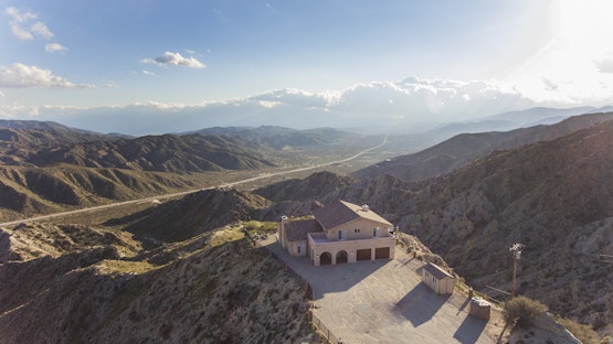 Summit House Joshua Tree | Iconic Mountain Estate with Spa, Ping-Pong, Pool Table, Fire Pit