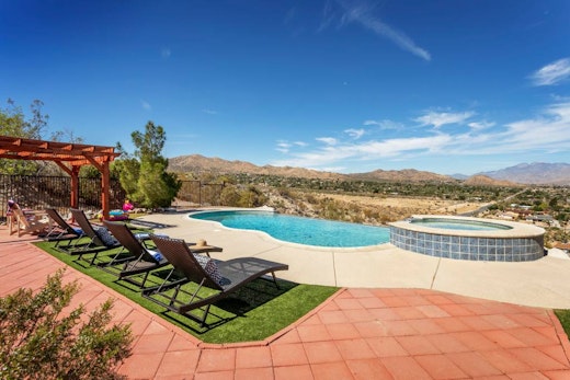 Sunset House Joshua Tree | Infinity Pool, Spa, Views & Hiking Trail