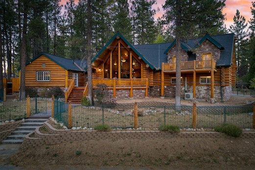 Forest Road | Group Cabin w/ Hot Tub | Minutes to the Lake